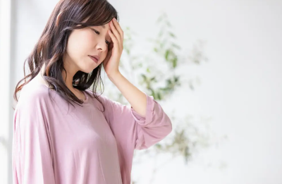 머리가 아픈 여성