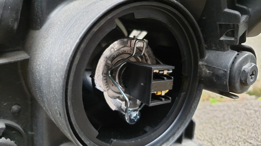 전구 끼운 모습