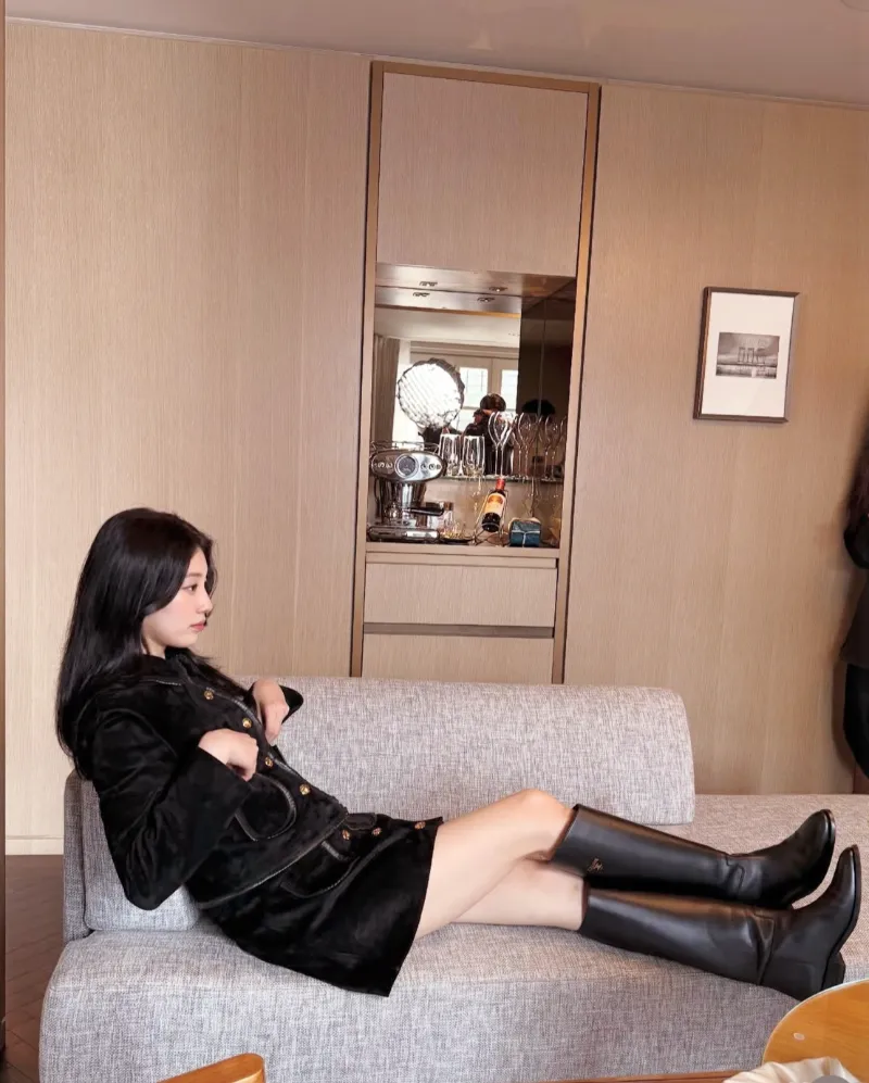 수지셀린느, 수지공항패션, 수지귀국패션, 수지패션, 수지트리옹프백, 셀린느트리옹프, 셀린느가방추천, 셀린느공항룩, 셀린느코디, 셀린느앰버서더, 뷔셀린느, 박보검셀린느, 셀린느25ss, 파리패션위크2025, 수지패션분석, 수지셀린느룩, 수지착장정보, 셀럽공항패션, 셀럽명품가방, 여자공항패션, 명품패션, 명품가방추천, 프렌치시크룩, 꾸안꾸공항패션