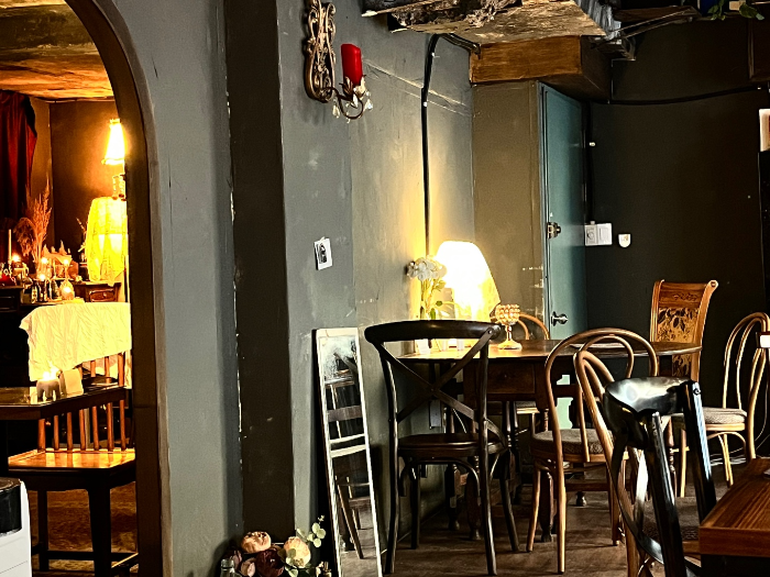 창가 테이블 자리 및 내부 좌석 2