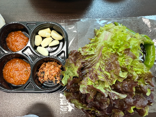 세트메뉴에 함께 오는 쌈채소와 쌈장