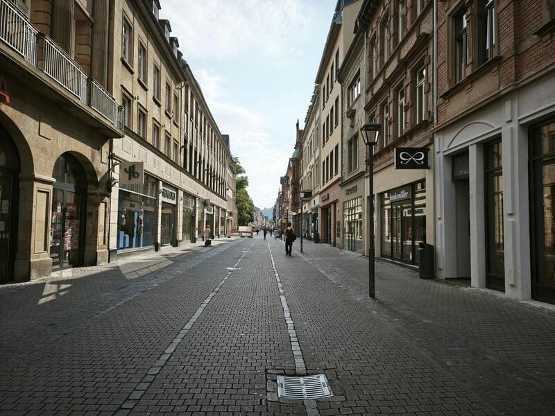 독일 하이델베르크의 하우프트슈트라세 거리 전경, 양옆으로 고풍스러운 유럽식 건물들이 늘어서 있고 중앙은 보행자 전용 도로로 구성되어 있음