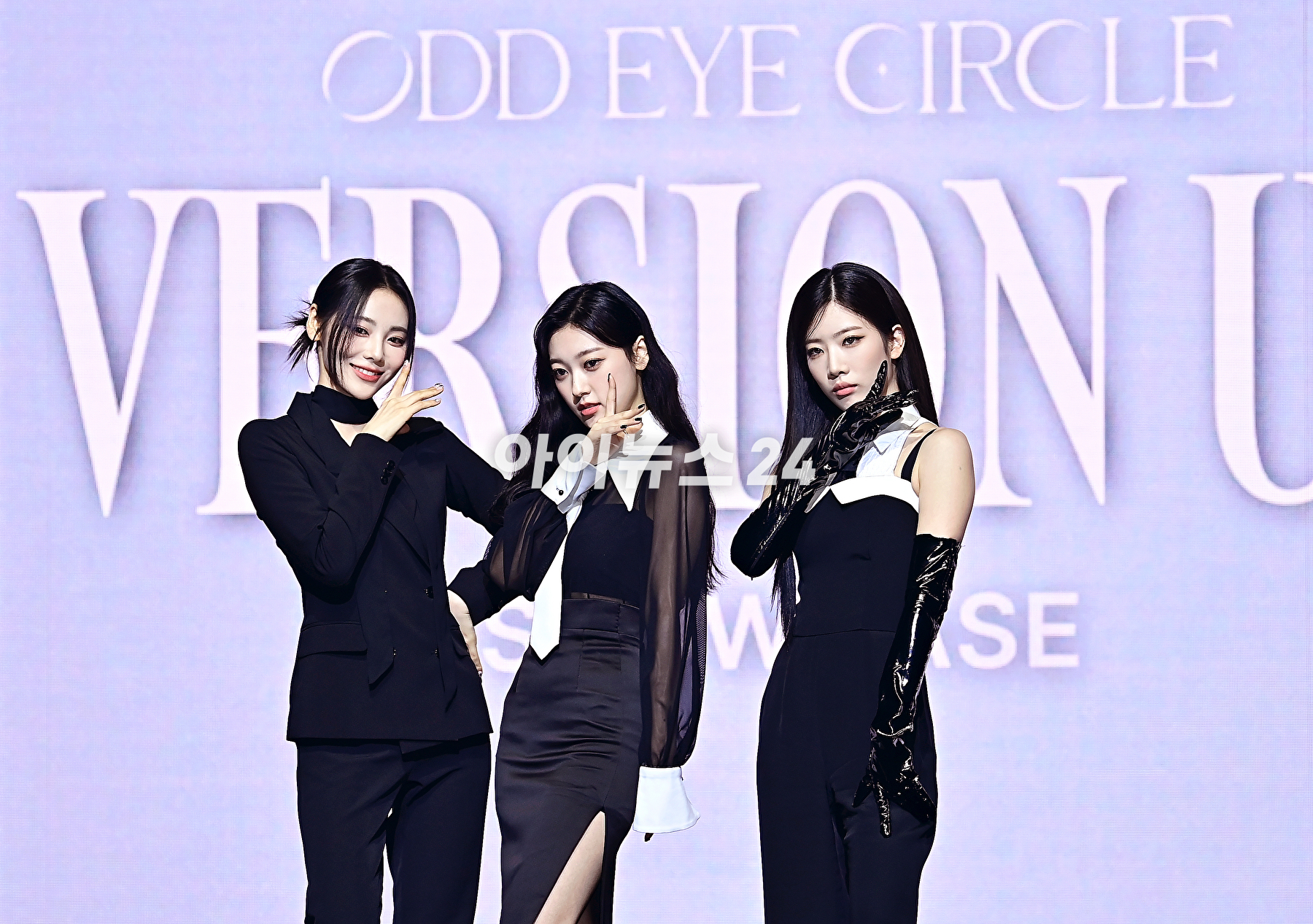 오드아이써클이 12일 오후 서울 광진구 예스24 라이브홀에서 열린 미니앨범 &lsquo;버전 업&rsquo;(Version Up) 쇼케이스에서 포토타임을 갖고 있다. [사진=곽영래 기자]