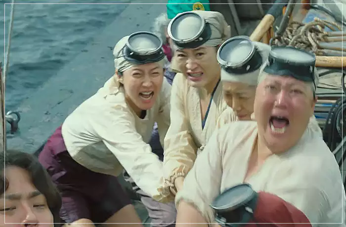 밀수-진숙의-동생을-건지고-있는-해녀들