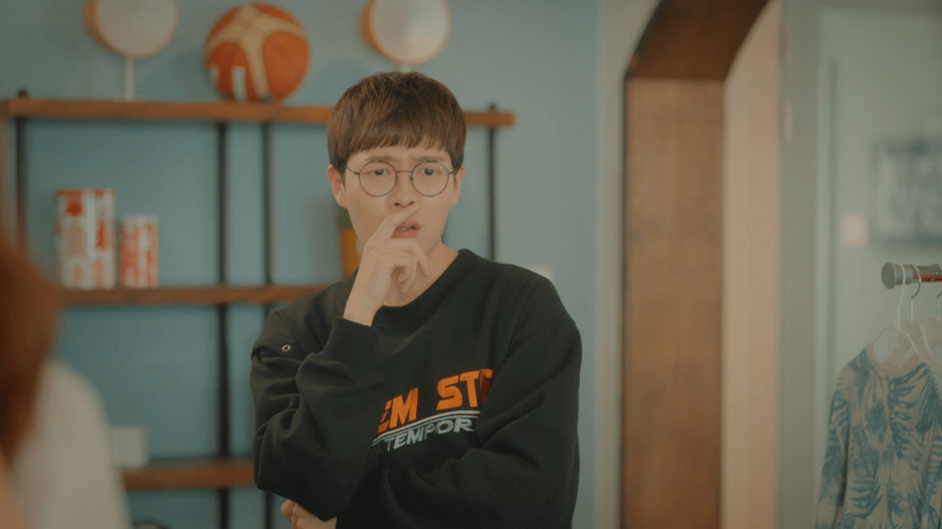 넷플릭스 '으라차차 와이키키' 시즌1 16화 - 모델의 발냄새 때문에 힘들어 하는 봉두식