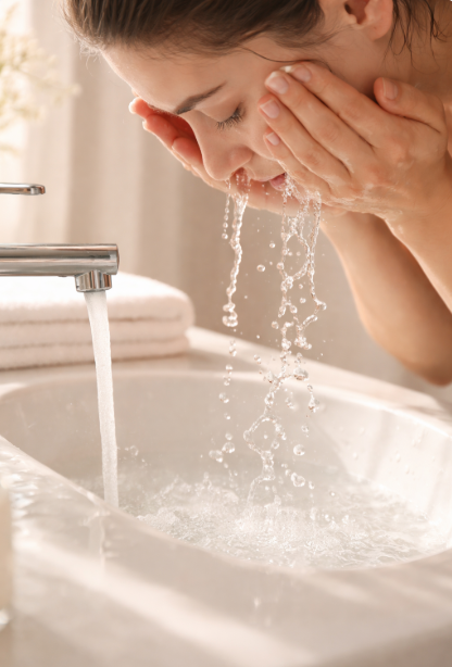 아침 햇살 속 세안하는 순간의 모습 AI 이미지