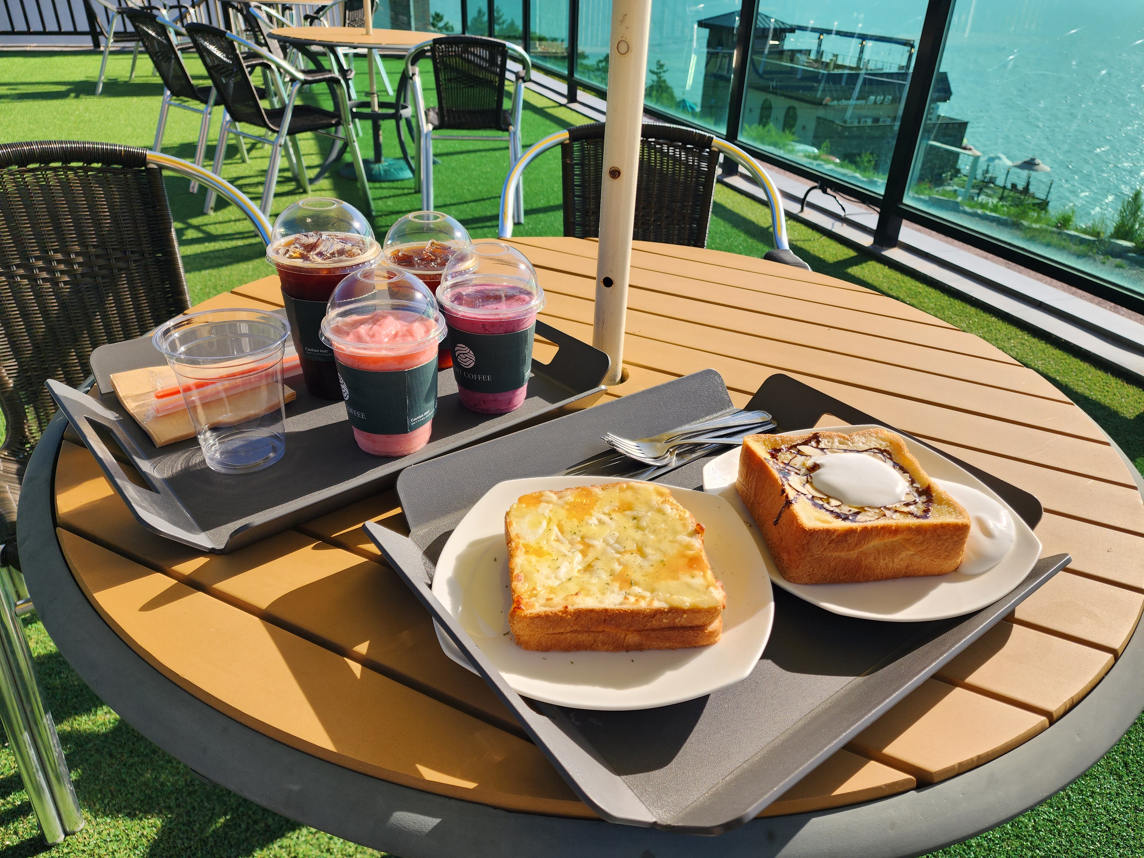 아메리카노, 헤이즐넛 아메리카노, 딸기요거트 스무디, 블루베리 요거트 스무디, 크로크무슈, 허니 브레드