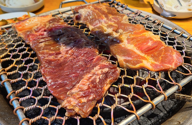 굽고있는-소고기와-돼지고기