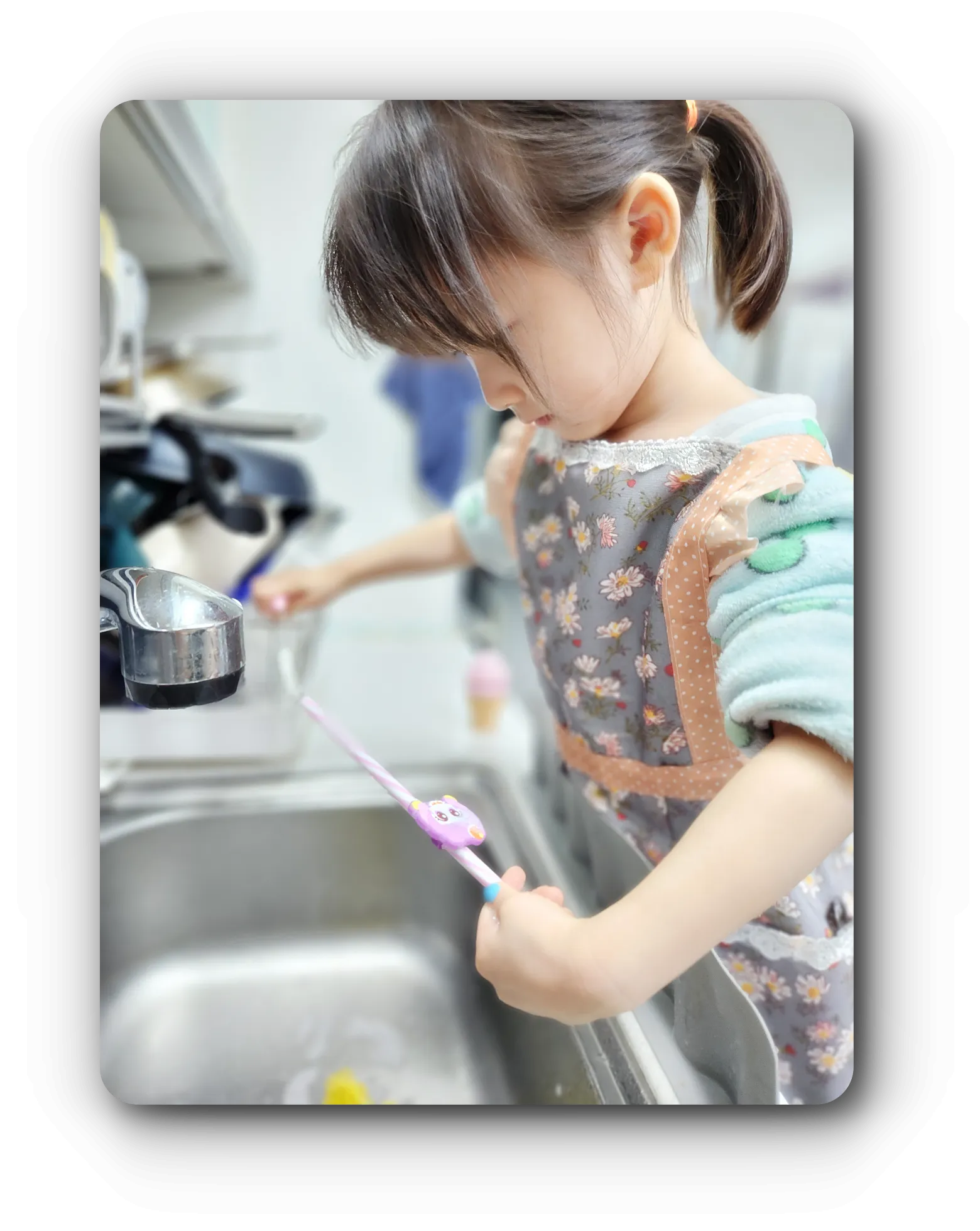 설거지-집중하는-아이