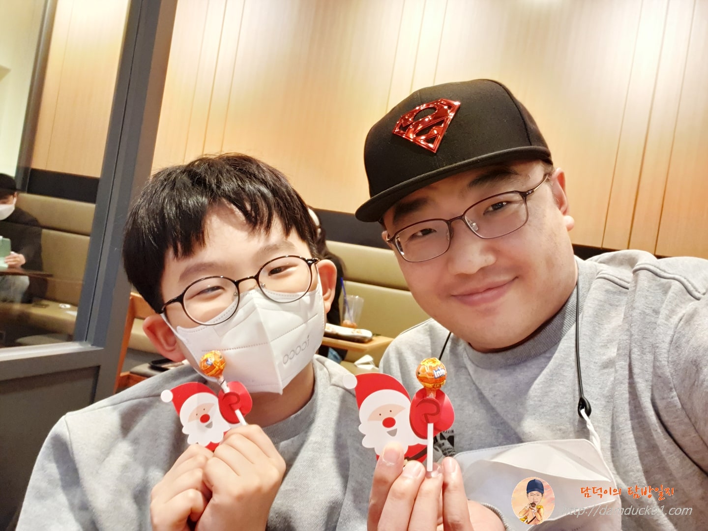 산타할아버지 인형 들고 찰칵