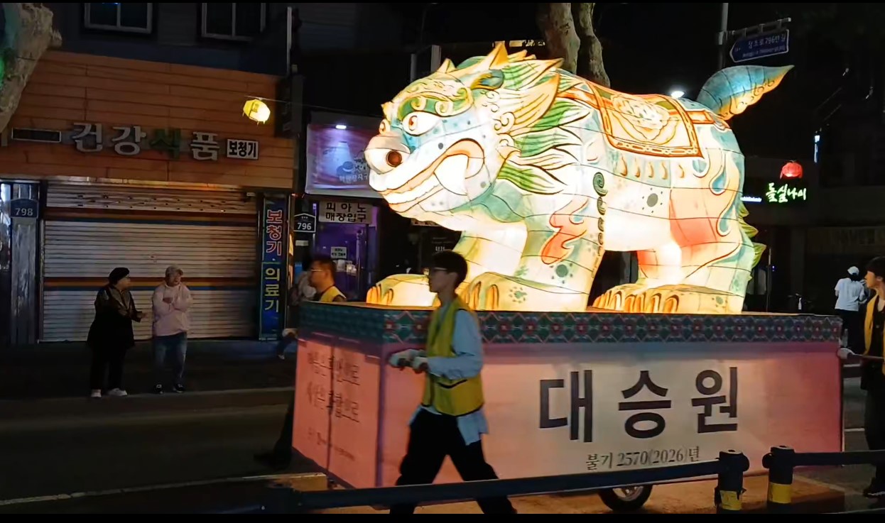 행렬 돌아오는 구간에서 좀 더 여유롭게 본 해치 연등