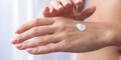 손등에 연고크림이 발려있는 사진