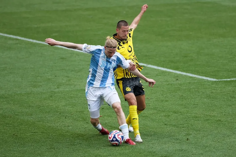 볼 경합중인 울산 HD와 도르트문트 선수