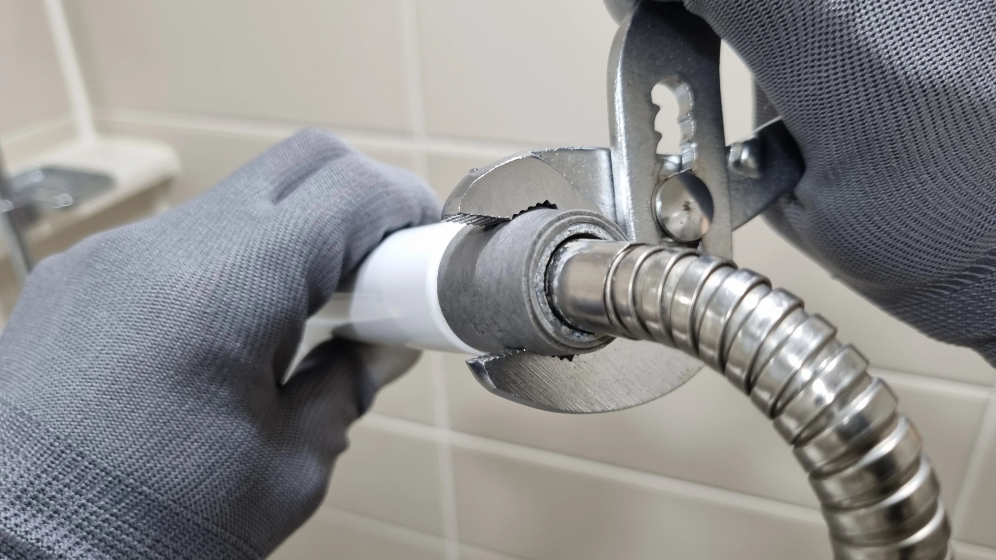 샤워기 헤드 호스 돌리는 모습