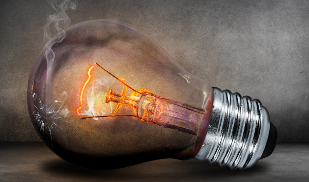 전구 안 필라멘트에 불이 들어온 사진