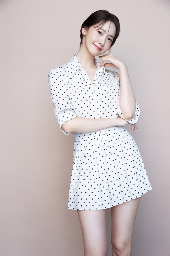배우 임윤아(소녀시대 윤아)가 JTBC 드라마 '킹더랜드' 종영 기념 일문일답을 전하기 전 포즈를 취하고 있다. [사진=SM엔터테인먼트]