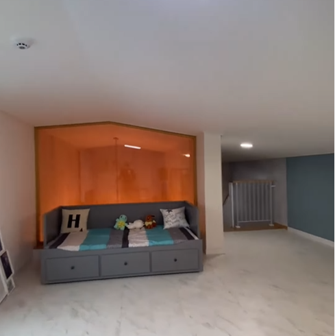 다락방 한쪽에 침대를 놓고 아이가 놀다가 낮잠를 잘수도 있어요