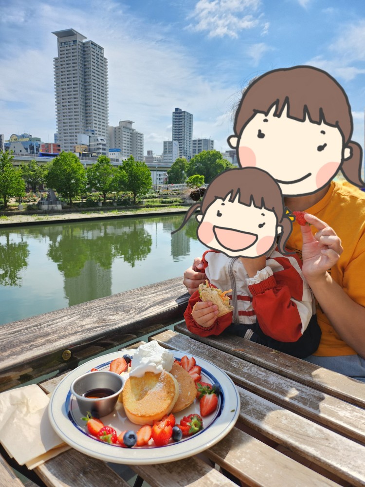 수플레 팬케이크를 먹는 엄마와 아이