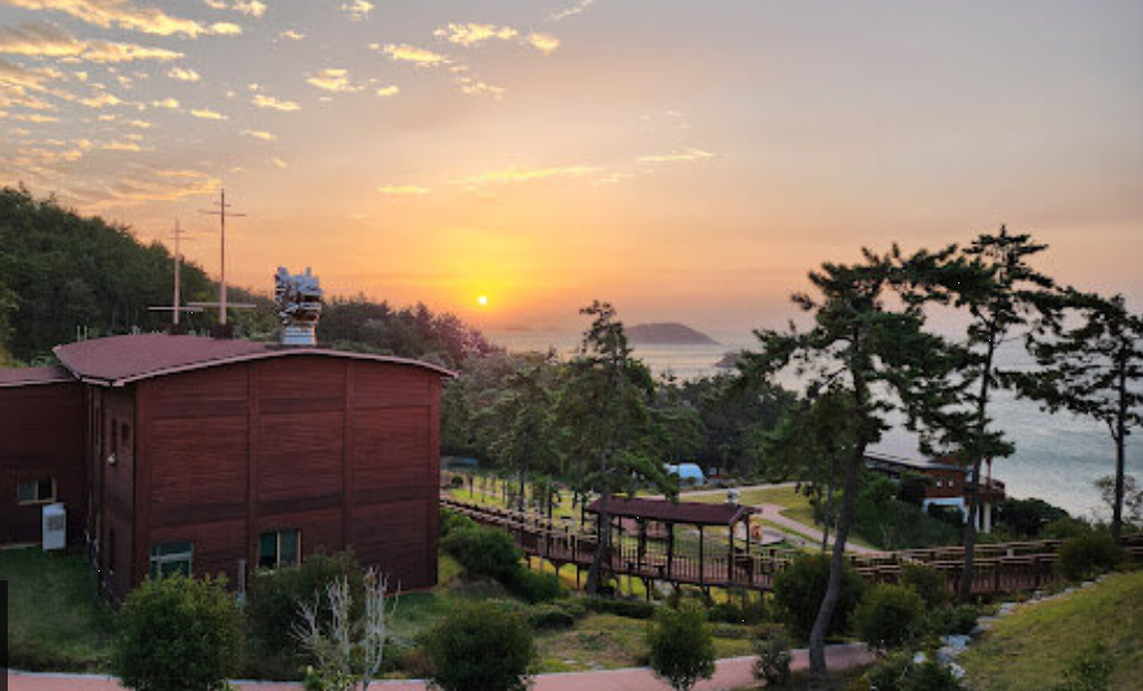 진도자연휴양림 숲길 너머로 보이는 다도해상국립공원의 수려한 경관과 숙소 모습