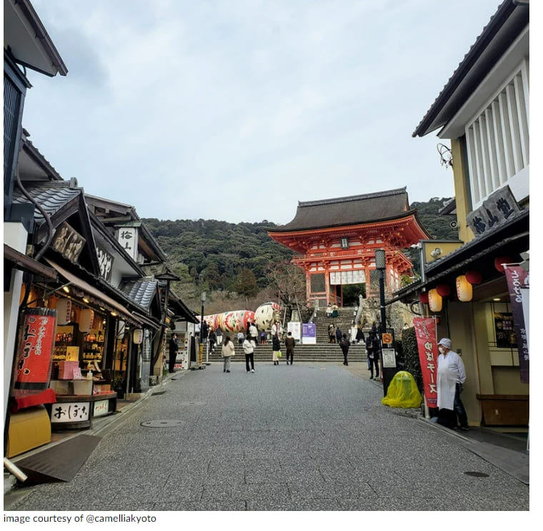 유명한 교토 청수사에 등장한 거대한 코케시 인형 Giant kokeshi doll welcomes visitors to historic kiyomizu-dera temple in kyoto