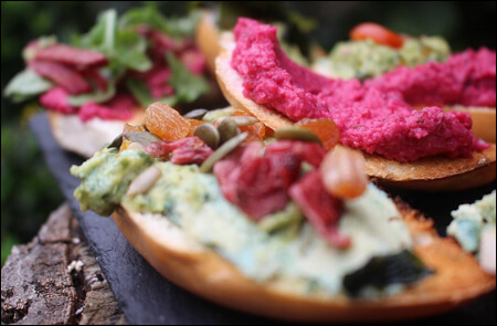 빵 위에 레드비트를 넣은 후무스가 올라가 있는 모습