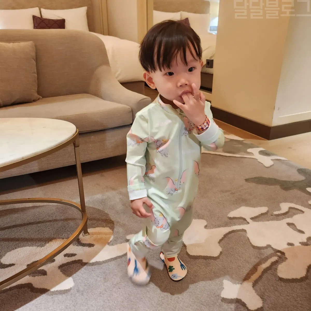 파라다이스시티-수영장-아기-래쉬가드