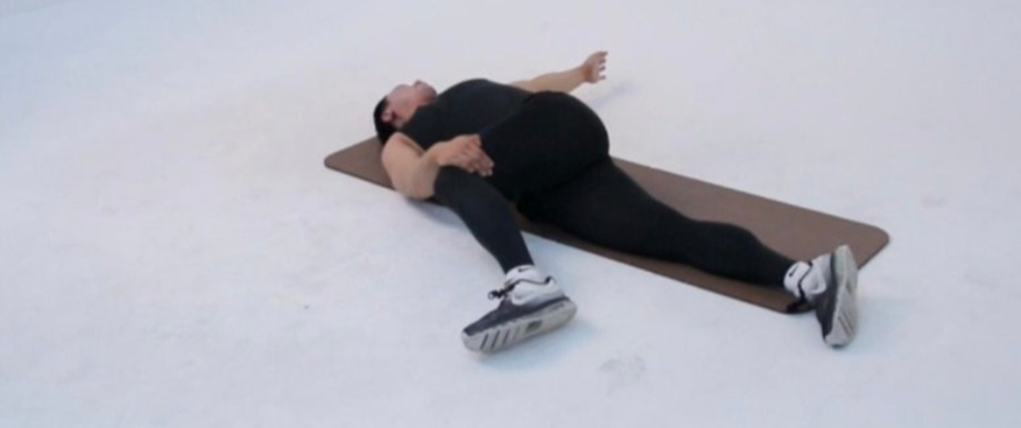 고관절 스트레칭 누워서 다리 꼬기 이미지