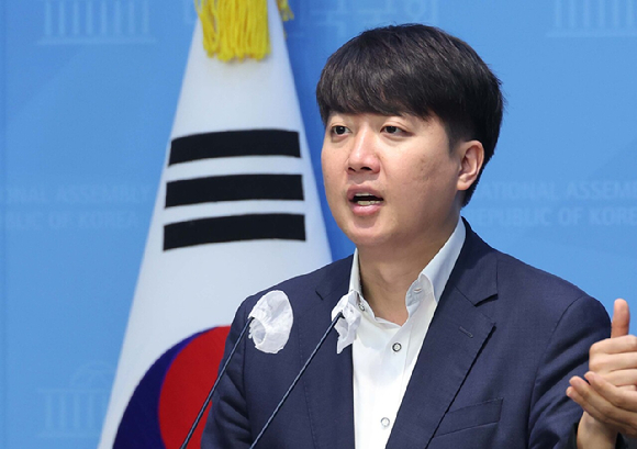 이준석 개혁신당 의원이 지난 9월 국회 소통관에서 노인복지법 일부개정법률안 관련 기자회견을 하고 있다. [사진=뉴시스]