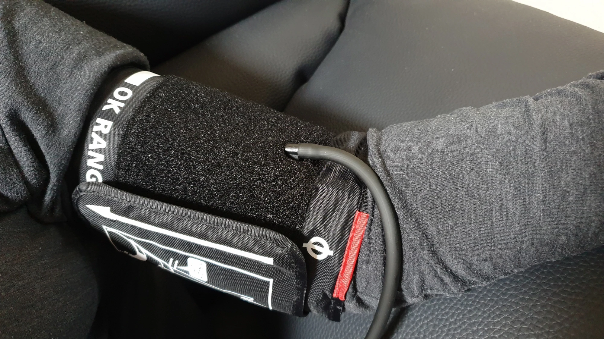 가정용 혈압측정기 커프 감은 모습