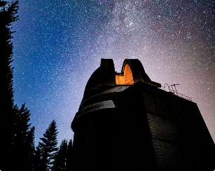 우주망원경과 지상망원경 관측 환경 차이 설명 이미지