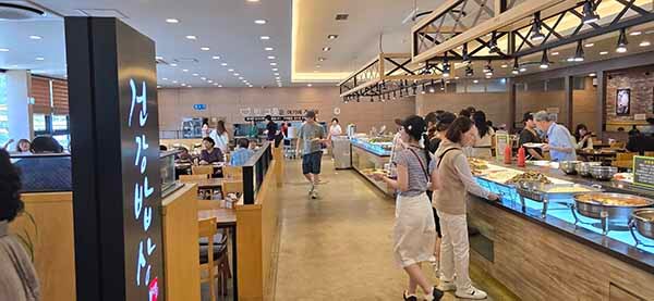 충주 다담뜰 내부 전경과 좌석