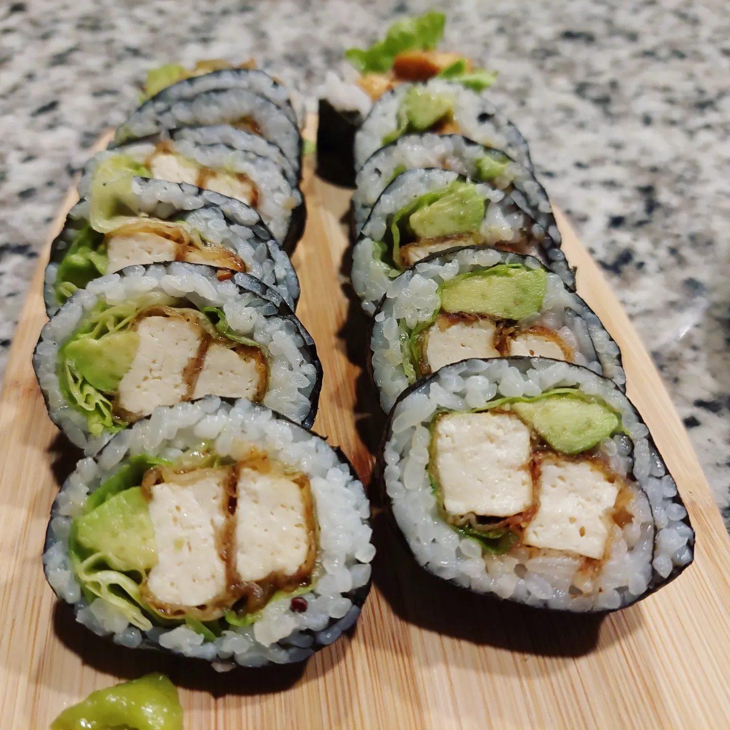 튀긴두부 넣은 아보카도 롤초밥