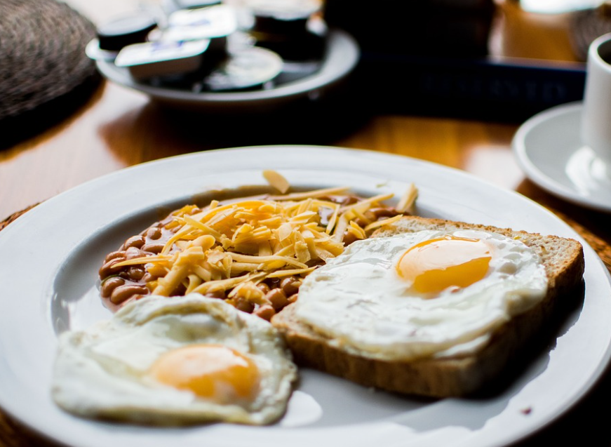 접시 위에 토스트와 계란이 올라가 있다
