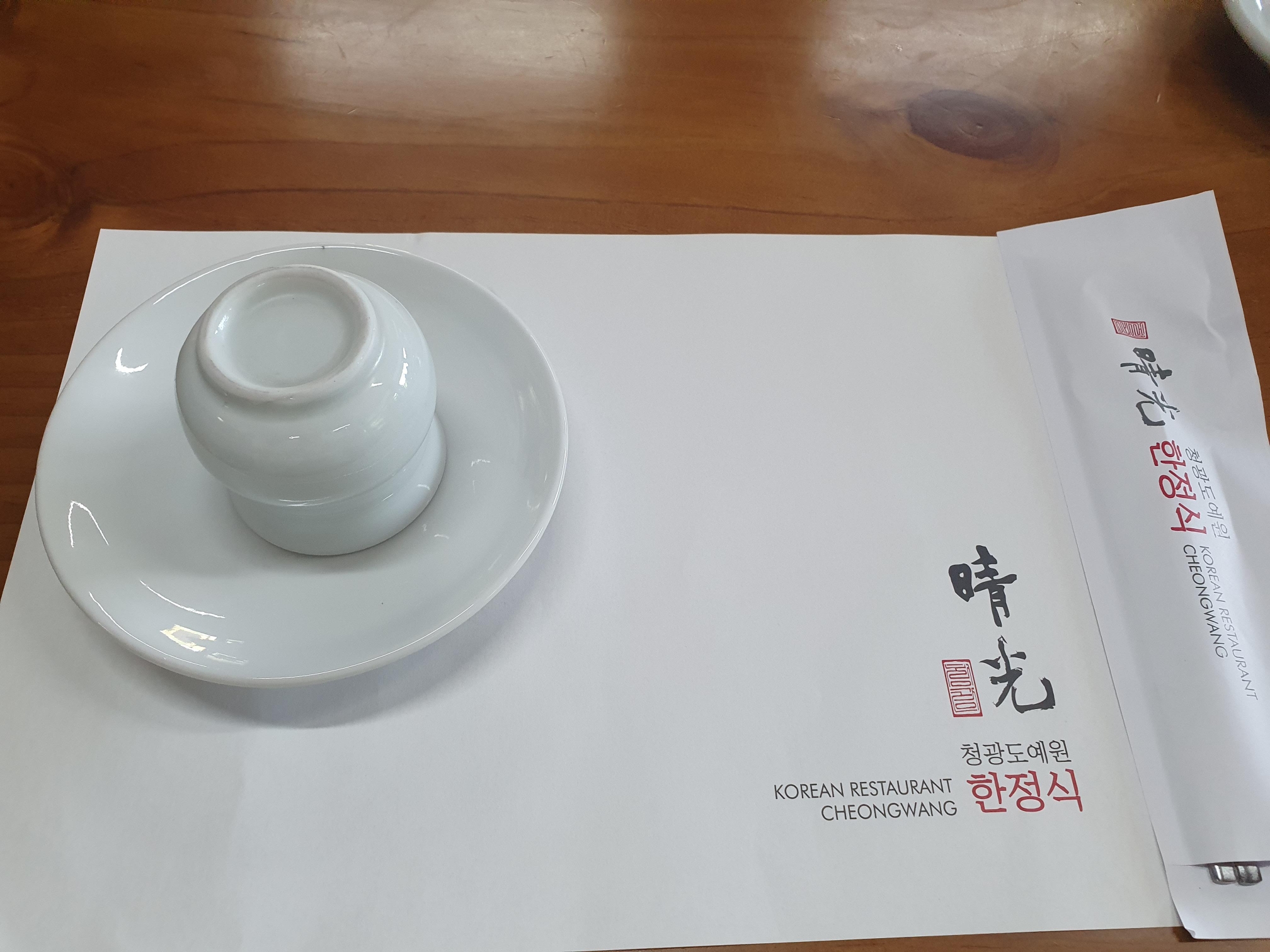 테이블 셋팅에 컵과 수저