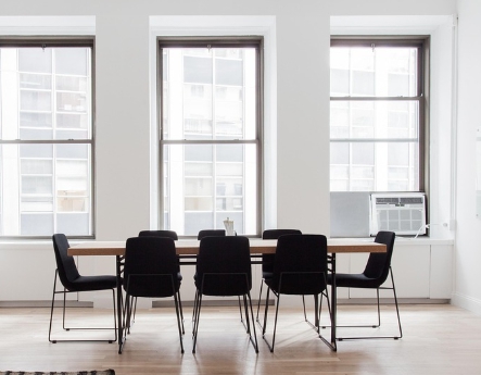 접이식 의자와 테이블로 다목적 학습 공간 조성하기