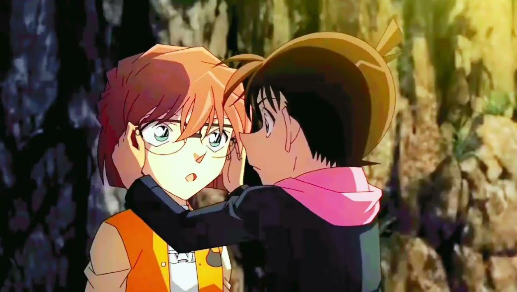 명탐정 코난 하이바라에게 안경을 씌워주는 코난의 모습