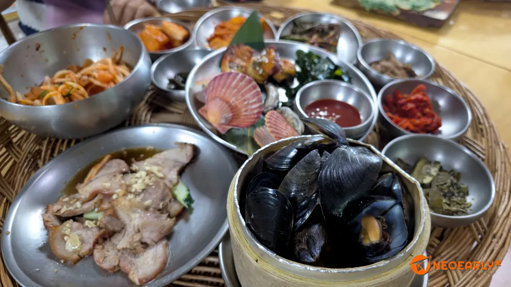 소쿠리 상차림으로 나온 물회나 수육도 꽤 맛있었습니다.