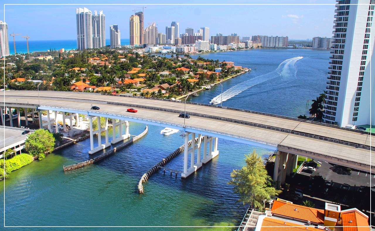 마이애미 해변의 다리와 건물들
