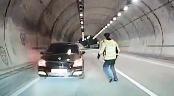 고속도로에서 역주행 하는 차량을 경찰이 검거중이다. [사진=SBS 캡쳐]