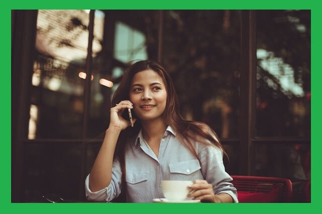 택시-전화-호출하는-여자