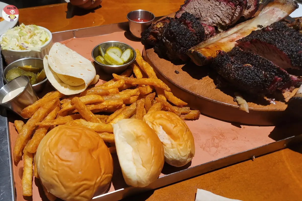 경기-위켄드-바베큐-남양주-다산본점-자이언트-비프립-꽃갈비-플래터-미니-햄버거빵-감자튀김-피클-등의-사이드-메뉴