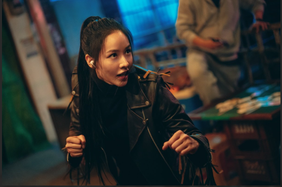 주먹을 쥐고 싸우려는 모습