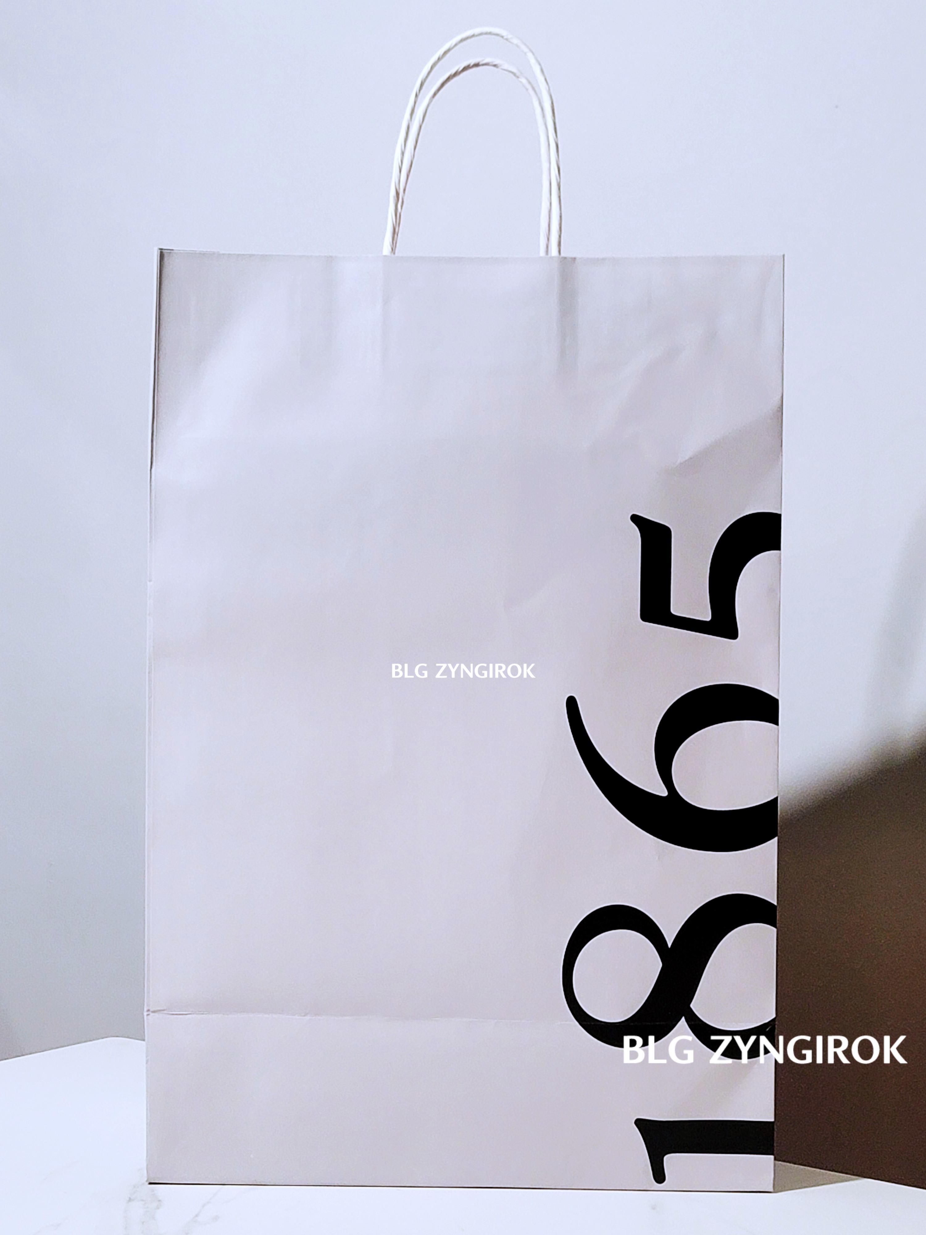 회색-1865-종이가방이-테이블에-놓여있다.