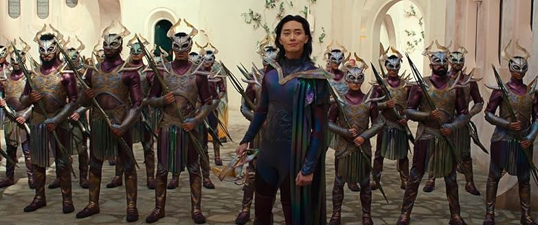 여전사가 병사들 앞에 서서 무기를 들고 있는 전투 준비 장면