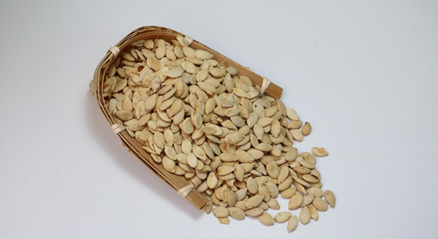 야생에서 채취를 한 동과자를 대나무로 만든 받침대에 가득 담아서 흰색 바닥에 조금 쏟아지게 놓아두고 찍은 사진