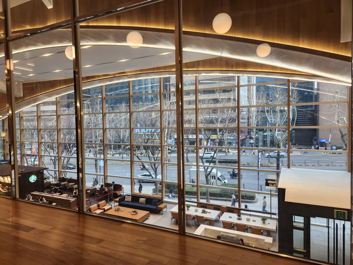 위워크 역삼 메인라운지 3층 에서 보이는 외부풍경
