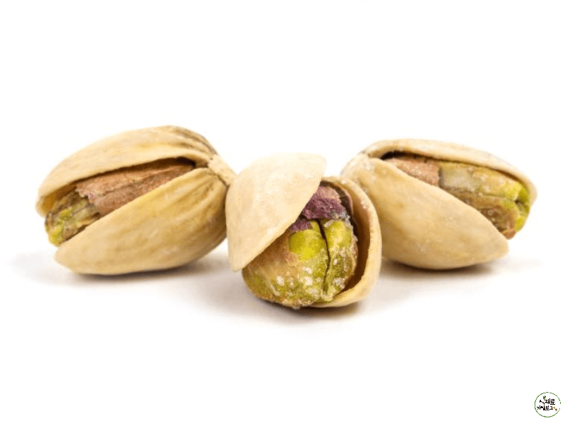껍데기에-쌓여져있는-피스타치오가-3알-놓여져있다
