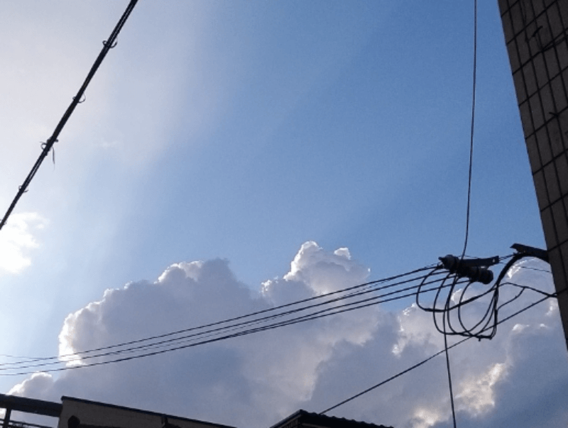 맑은 하늘에 하얀 구름이 피어오르는 모습의 사진