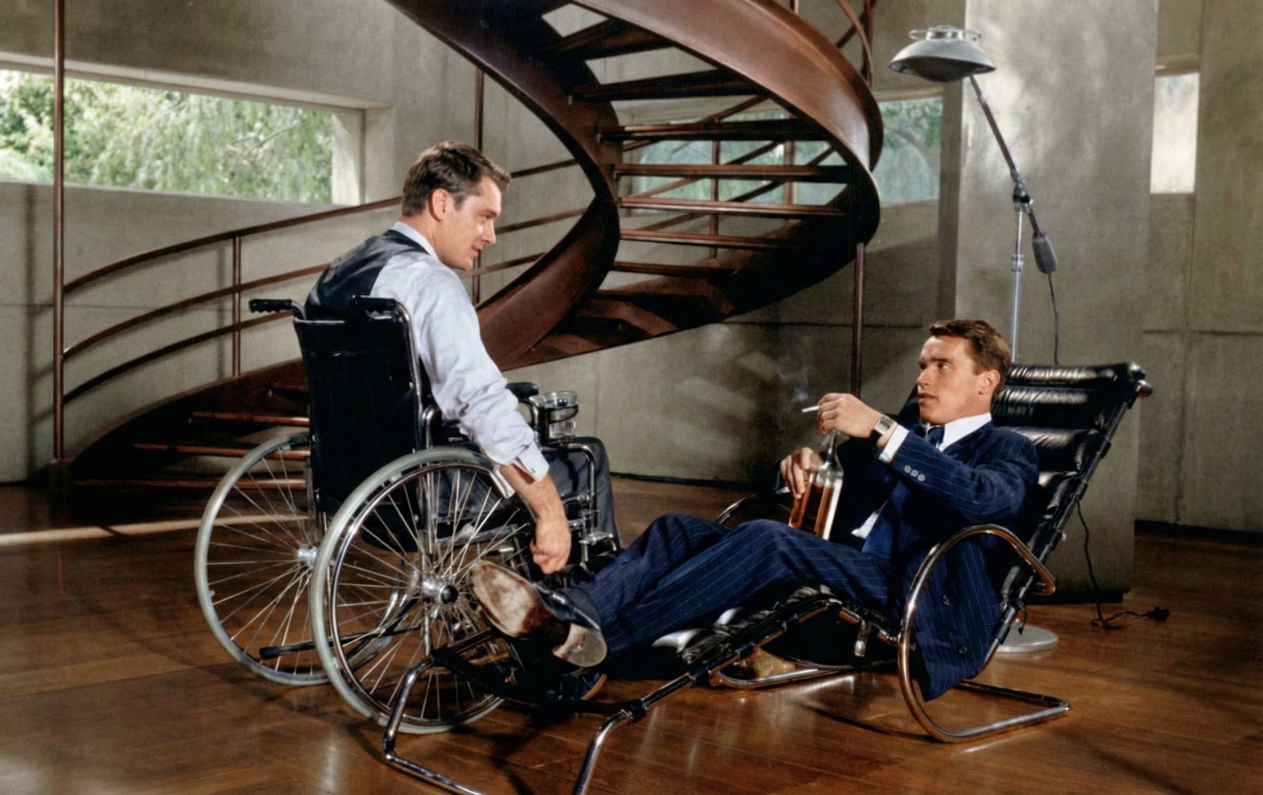 휠체어에 앉은 주드 로와 그를 바라보는 에단 호크