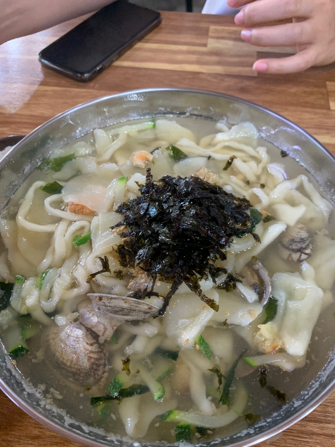 해물칼국수위에 올려진 김